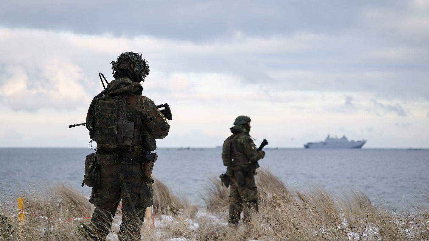 An der amphibischen Anlandung sind nach Nato-Angaben 15 Schiffe mit 2.600 Soldaten beteiligt. Foto: Christian Charisius/dpa