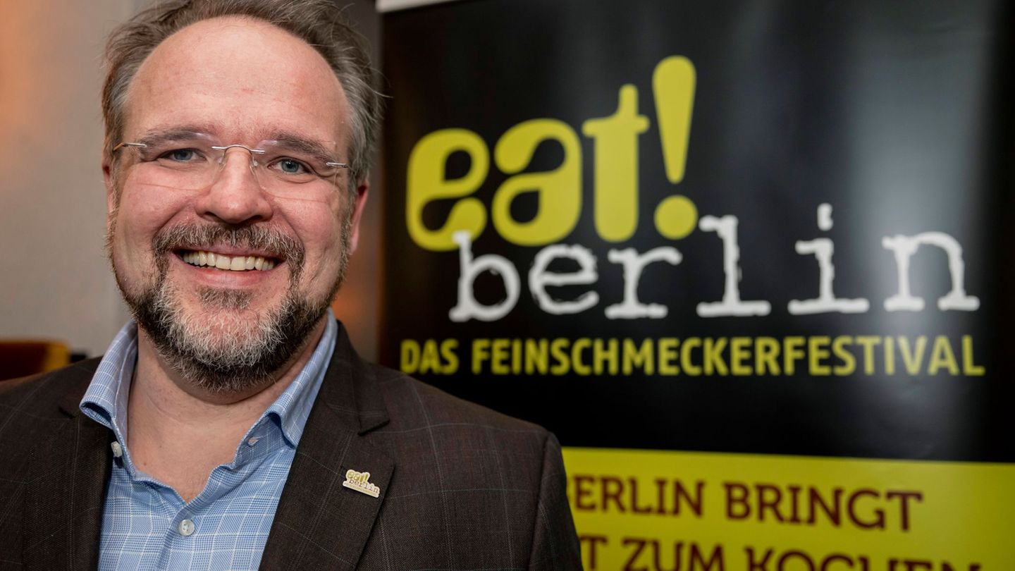 Der Leiter des Festivals "eat! Berlin", Bernhard Moser, wirbt für feines Essen (Archivbild). Foto: Christoph Soeder/dpa