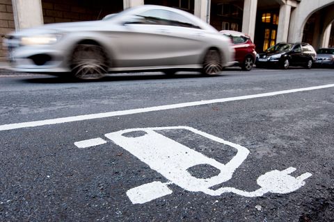 Im Alltagsbetrieb auf der Straße sind Plug-in-Hybride laut Fraunhofer ISI deutlich durstiger als auf dem Papier. (Archivbild) Fo