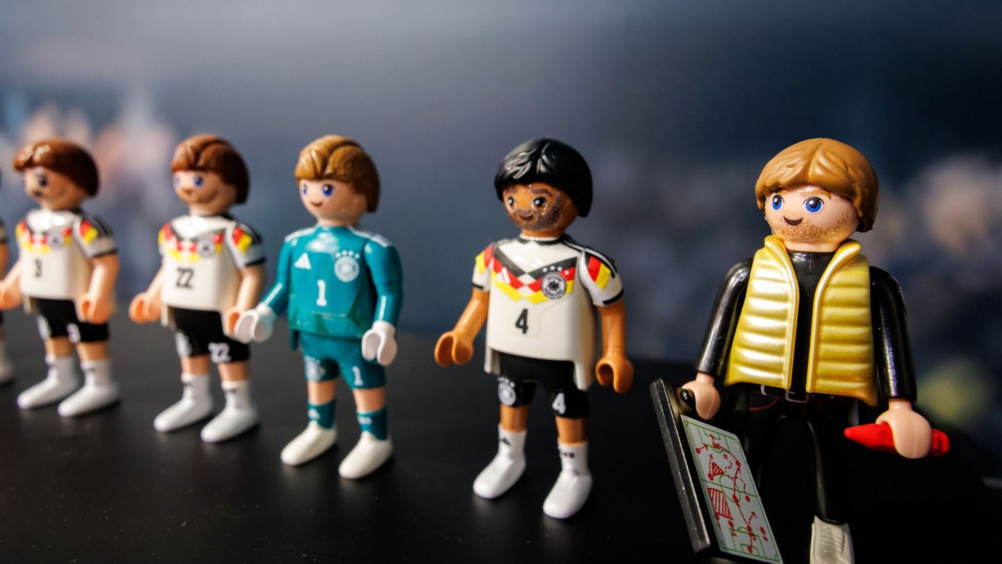 Julian Nagelsmann & Co. im Miniformat zum Sammeln. (Archivbild) Foto: Daniel Karmann/dpa