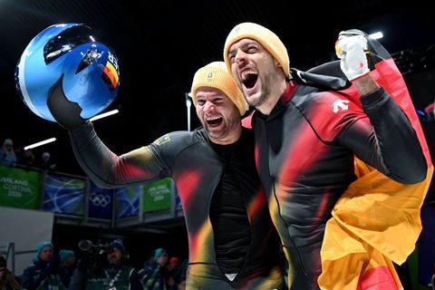 Johannes Lochner (Pilot, l) und Georg Fleischhauer (Deutschland) gewinnen im Zweierbob ihr erstes Olympia-Gold. Foto: Robert Mic