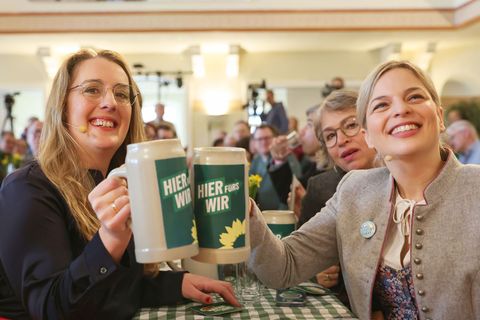 Aus dem Bundestag nach Landshut: Grünen-Fraktionschefin Katharina Dröge (l.) besucht den Politischen Aschermittwoch ihrer Partei