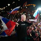 Vor dem Ukrainekrieg war Jaroslaw Dronow nur einer von vielen mehr oder weniger erfolgreichen Popsängern in Russland. Ein wirklich breites Publikum fanden seine Balladen nicht. Fast zeitgleich mit dem russischen Angriffskrieg auf die Ukraine 2022 erlebte seine Karriere einen Schub. Er sattelte um. Seine Songs sind heute eine Mischung aus Selbstüberhöhung und Nationalismus – immer nah an der metaphorischen Kriegsverherrlichung. In der Öffentlichkeit nennt er sich „Shaman“, auf seiner Bühne und im Publikum wehen russische Flaggen. Dronow ist der Prototyp eines Popstars auf Kremllinie. Und die Massen singen begeistert mit. Seine Lieder tragen Titel wie „Mein Kampf“ oder „Erheben wir uns“. Shaman liefert den Soundtrack zu Putins Krieg im Nachbarland.