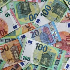 Hessens Finanzen bleiben trotz finanzieller Verbesserungen 2025 angespannt. (Symbolbild) Foto: Karl-Josef Hildenbrand/dpa