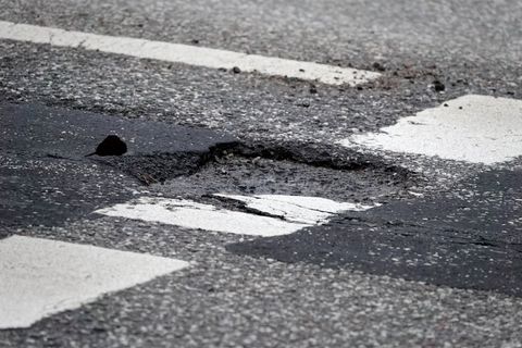 Der Senat will den Winterschäden auf Hamburgs Straßen mit einer konzertierten Aktion begegnen. (Archivbild) Foto: Rabea Gruber/d