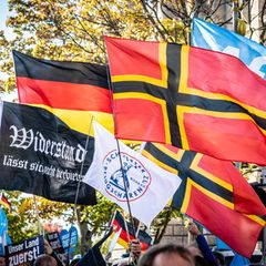 Rechte Demonstration in Berlin. In Ostdeutschland ist die Nähe zu autoritärem Gedankengut besonders groß