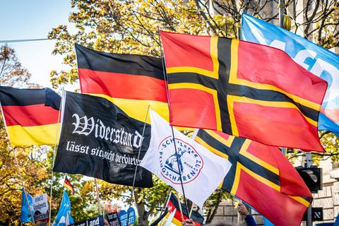 Rechte Demonstration in Berlin. In Ostdeutschland ist die Nähe zu autoritärem Gedankengut besonders groß