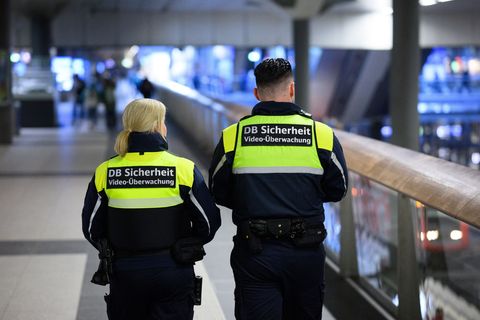 Die Sicherheit an Bahnhöfen und in Zügen steht derzeit im Fokus. (Archivbild) Foto: Bernd von Jutrczenka/dpa