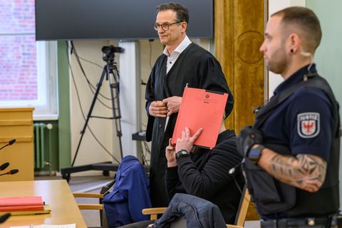 Ein Mann steht wegen des Verdachts des Mordes vor dem Landgericht in Cottbus. (Archivbild) Foto: Patrick Pleul/dpa