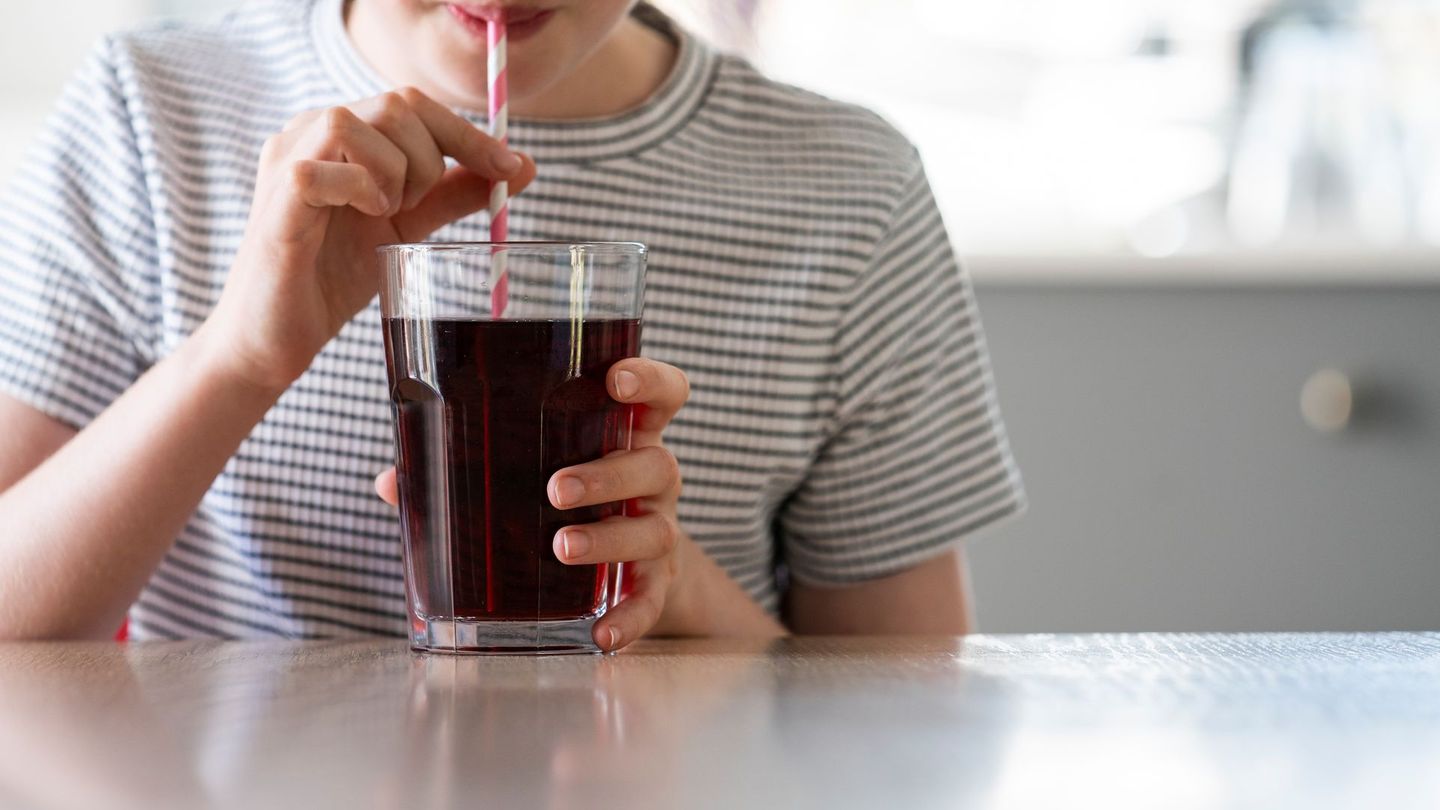 Zuckerhaltige Getränke begünstigen nicht nur Fettleibigkeit und Diabetes, sondern auch Karies.