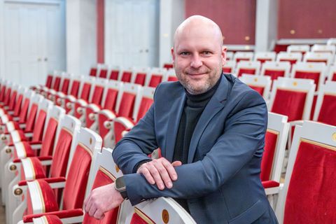 Bei der Gestaltung des Spielplans bescheinigte die Jury dem Regensburger Intendanten Sebastian Ritschel Mut und Innovationskraft