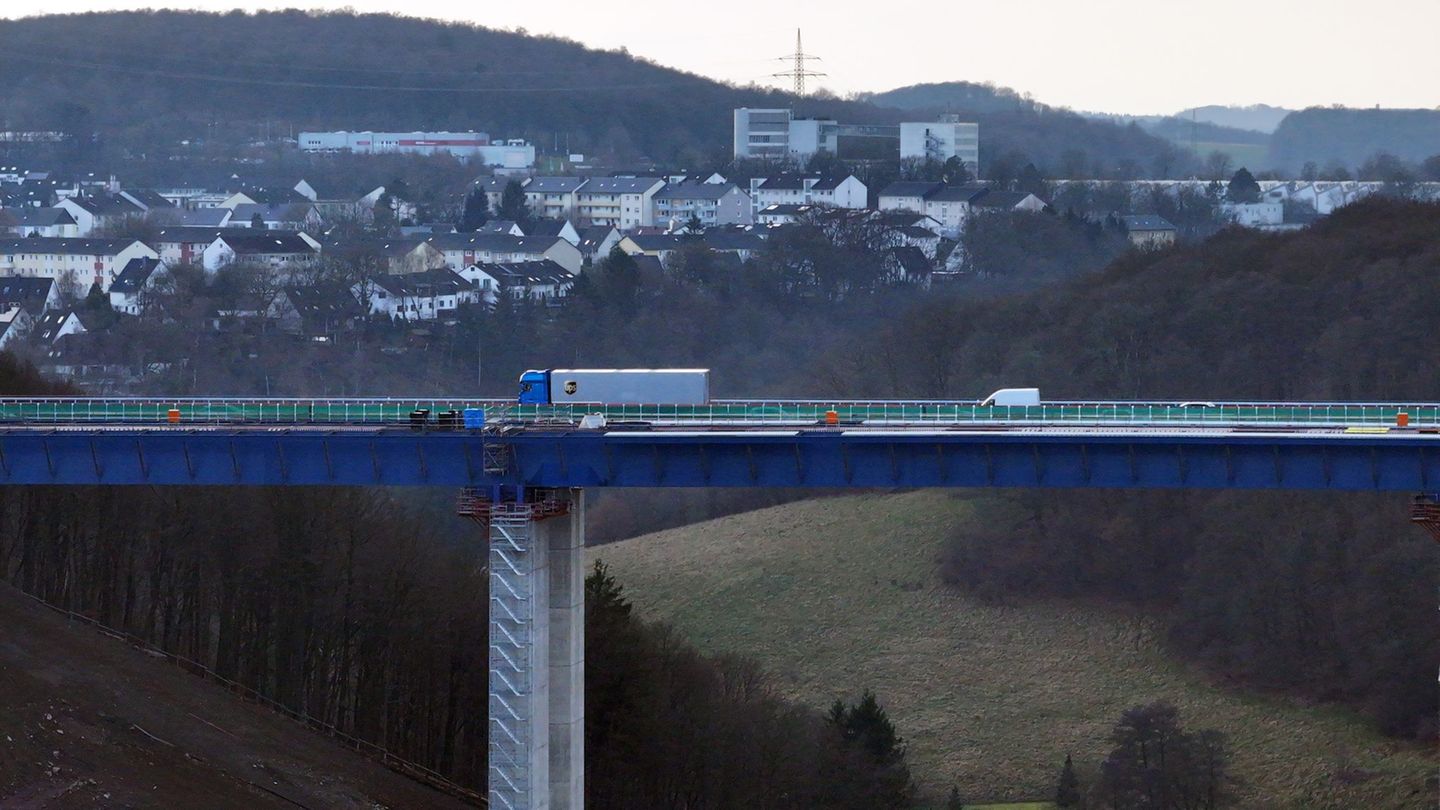 Die langjährige Sperrung der maroden Rahmedetalbrücke auf der wichtigen Nord-Süd-Verbindung A 45 war eine finanziell schwer zu ü