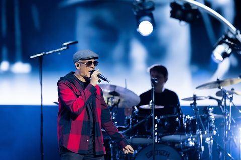 Der umstrittene Soul-Musiker Xavier Naidoo, hat bei einer Demo in Berlin mit Aussagen zu "Menschenfressern" irritiert. (Archivbi