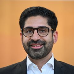 Wirtschaftsminister Kaweh Mansoori (SPD) will etwas zum Kultusetat beisteuern. (Archivbild) Foto: Arne Dedert/dpa