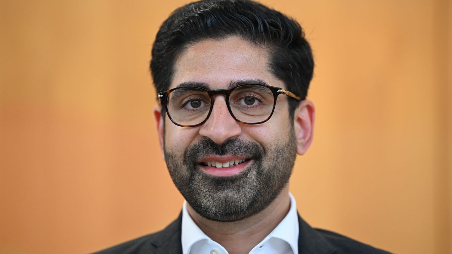 Wirtschaftsminister Kaweh Mansoori (SPD) will etwas zum Kultusetat beisteuern. (Archivbild) Foto: Arne Dedert/dpa