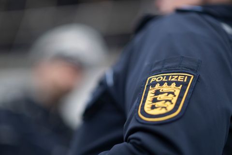 Die Beamten fanden den Mann verletzt in einer Pizzeria. (Symbolbild) Foto: Marijan Murat/dpa