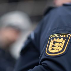 Die Beamten fanden den Mann verletzt in einer Pizzeria. (Symbolbild) Foto: Marijan Murat/dpa