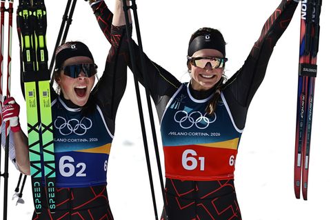 Coletta Rydzek (l) und Laura Gimmler holten die erste Medaille der deutschen Langläuferinnen bei diesen Winterspielen. Foto: Dan