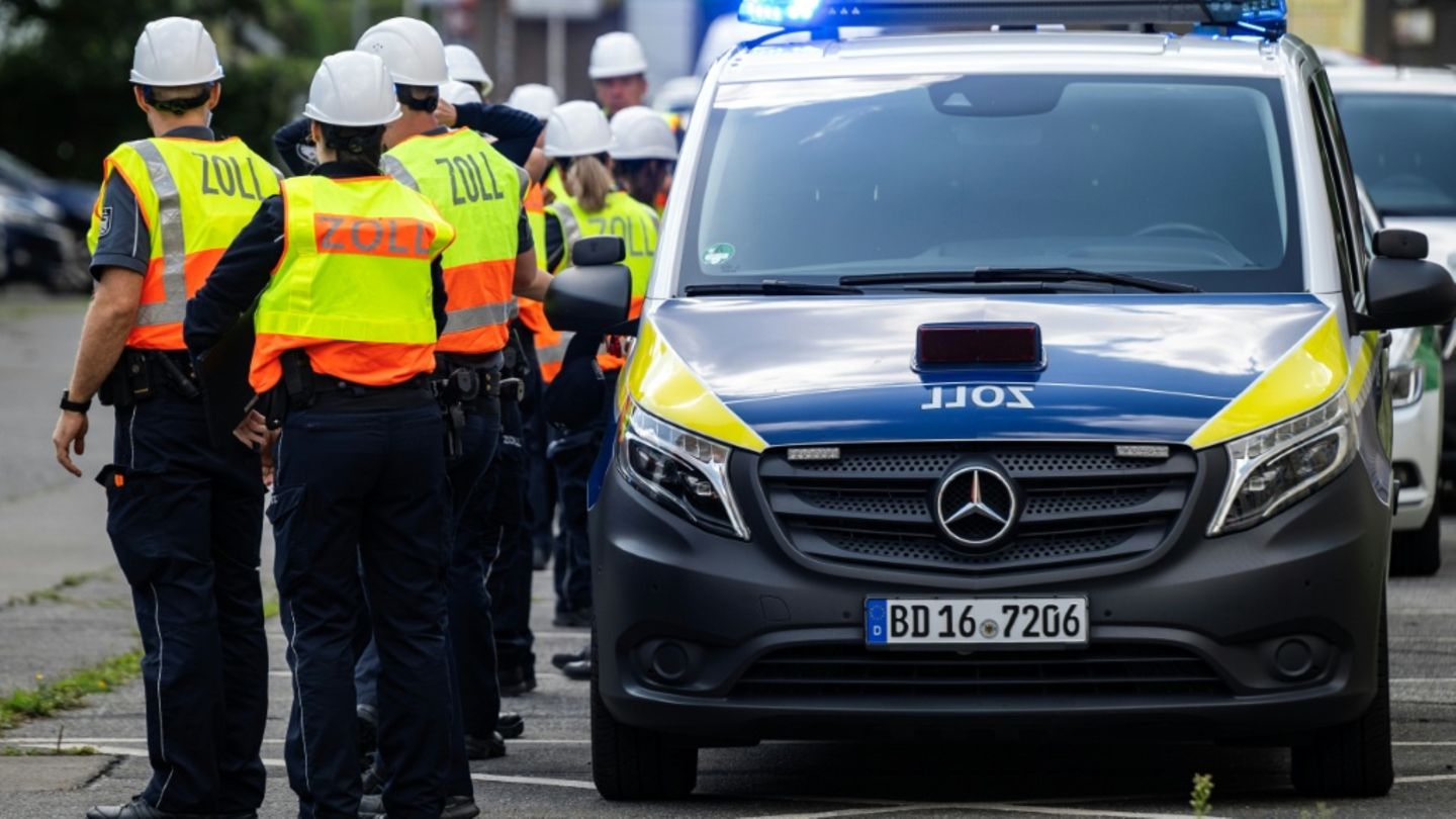 Zollbeamte bei Razzia