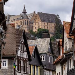 Das Marburger Schloss gehört zu Hessens Tourismusmagneten. (Archivbild) Foto: Christian Lademann/dpa