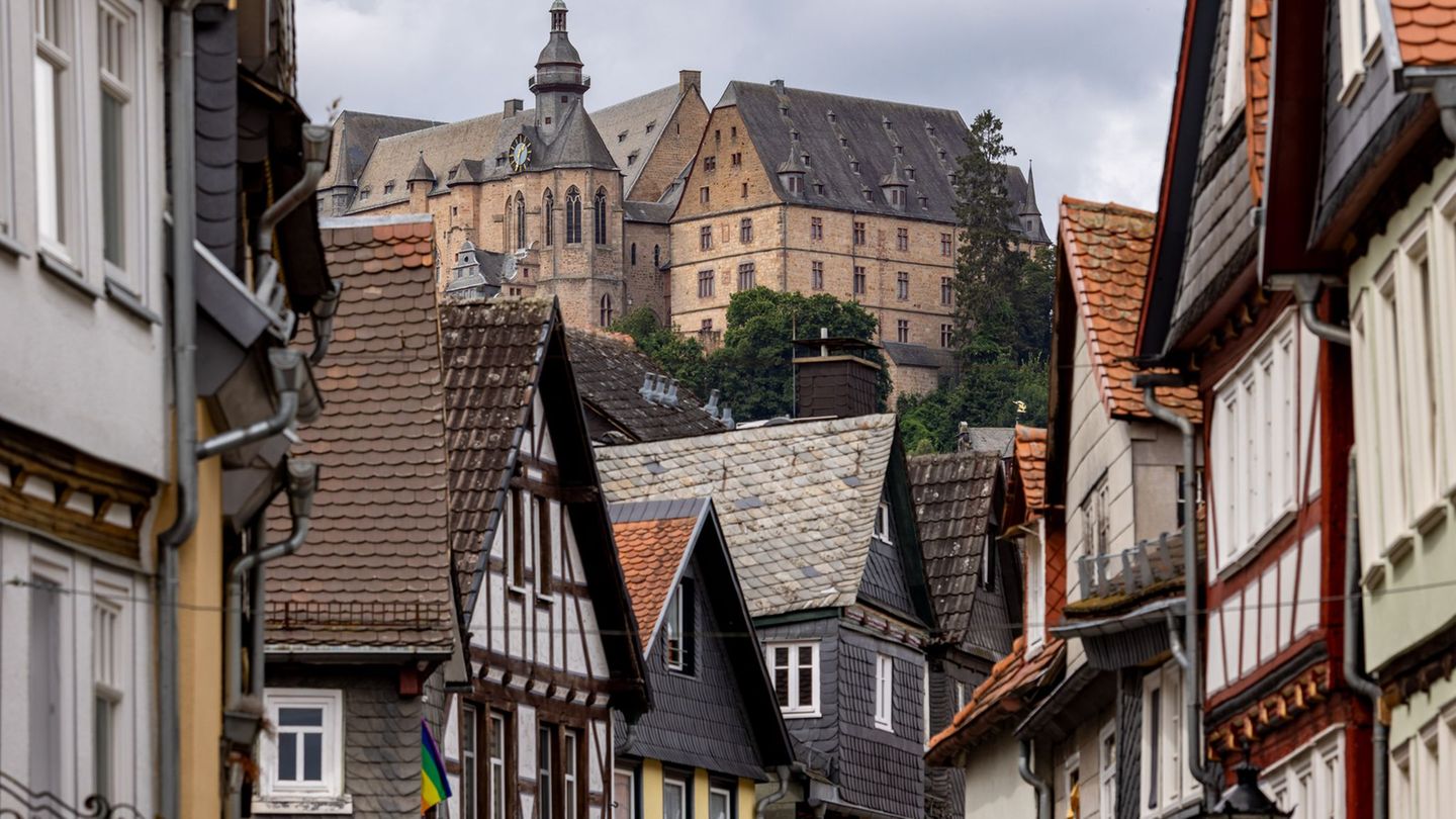Das Marburger Schloss gehört zu Hessens Tourismusmagneten. (Archivbild) Foto: Christian Lademann/dpa