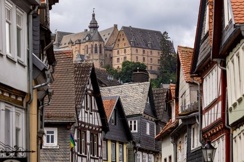 Das Marburger Schloss gehört zu Hessens Tourismusmagneten. (Archivbild) Foto: Christian Lademann/dpa