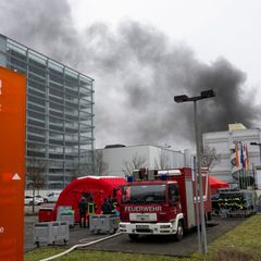 Die Ermittlungen zur Ursache des Feuers können voraussichtlich erst im März beginnen. (Archivbild) Foto: Boris Roessler/dpa