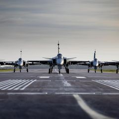 Acht Saab Gripen E in Startaufstellung auf einer Startbahn