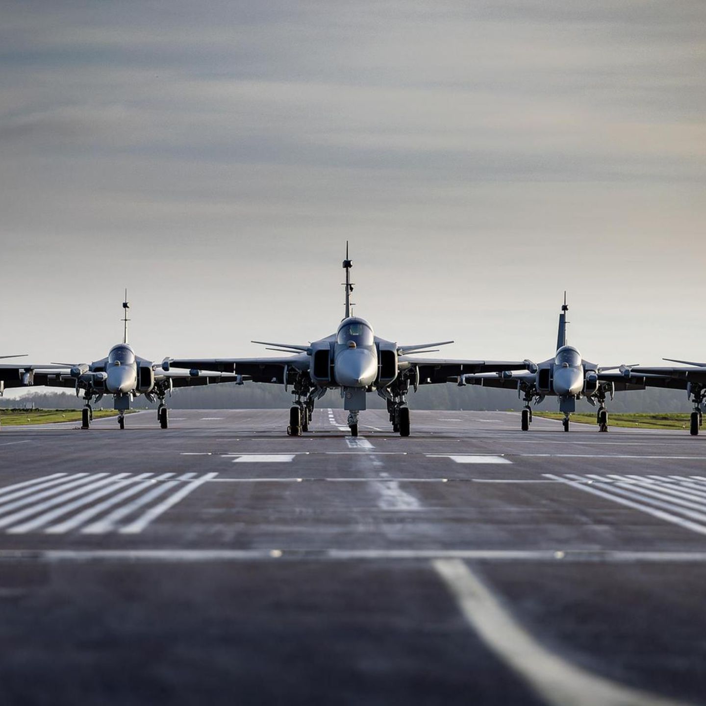 Acht Saab Gripen E in Startaufstellung auf einer Startbahn