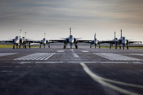 Acht Saab Gripen E in Startaufstellung auf einer Startbahn