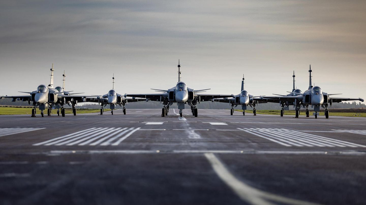 Acht Saab Gripen E in Startaufstellung auf einer Startbahn