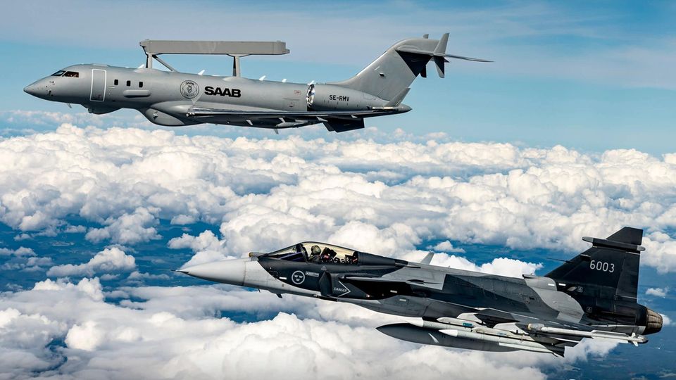 Ein Überwachungsflugzeug von Saab und der Saab Gripen im Flug
