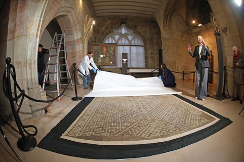 Das überdimensionale Tuch aus dem 13. Jahrhundert gilt als die einzige erhaltene, ausschließlich in Filetarbeit hergestellte Wei