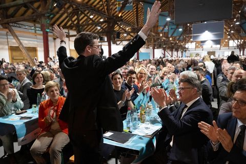 Hagel sprach vom zweitgrößten politischen Aschermittwoch Deutschlands – "und damit der Welt". Foto: Marijan Murat/dpa