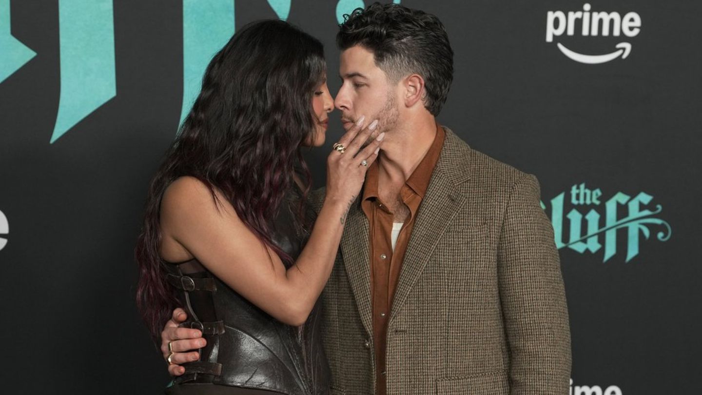 Zweisamkeit bei der Filmpremiere: Nick Jonas und Priyanka Chopra Jonas zeigen in Los Angeles ihre Liebe zueinander.