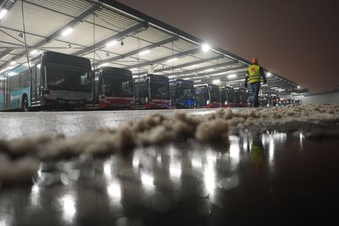 Vom Warnstreik betroffen sind nach Angaben der Hochbahn voraussichtlich 30 der 112 Buslinien. (Archivbild) Foto: Marcus Brandt/d