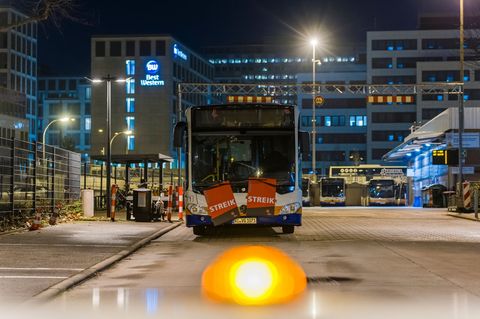 Im Tarifkonflikt der kommunalen Verkehrsbetriebe setzt die Gewerkschaft Verdi ihre Warnstreik-Serie fort. An diesem Freitag ist