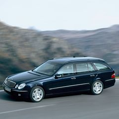 Mercedes E-Klasse Auto fährt eine Straße entlang