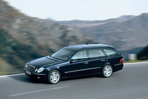 Mercedes E-Klasse Auto fährt eine Straße entlang