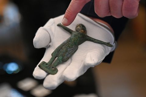 Felix Biermann, Projektleiter der archäologischen Untersuchung der Königspfalz Helfta, zeigt ein altes Kruzifix, das bei Ausgrab