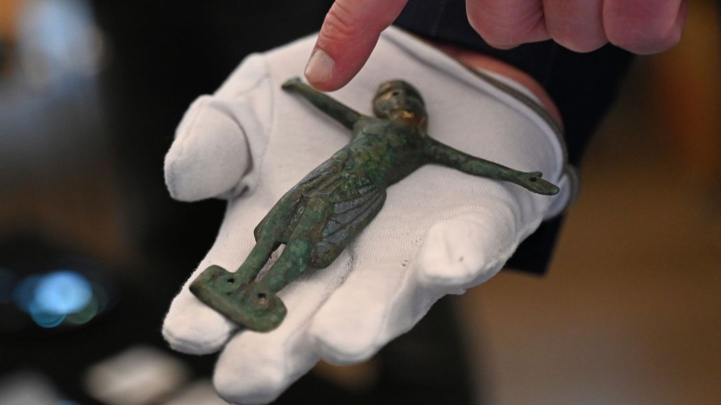 Felix Biermann, Projektleiter der archäologischen Untersuchung der Königspfalz Helfta, zeigt ein altes Kruzifix, das bei Ausgrab