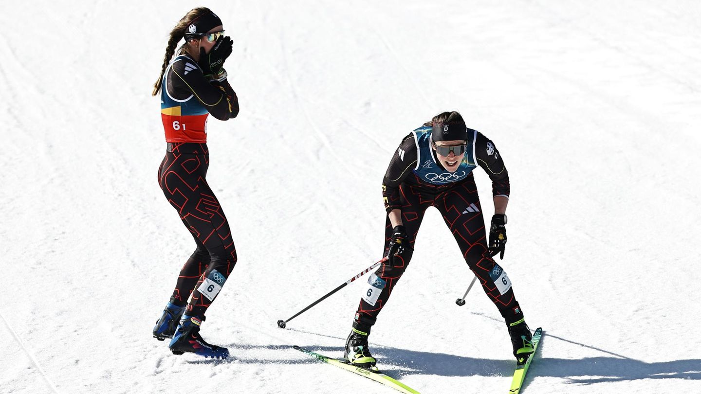 Fast hätte es ein Fotofinish gebraucht: Mit einer halben Skilänge Vorsprung gewann das deutsche Langlauf-Duo aus Coletta Rydzek (rechts) und Laura Gimmler überraschend Olympia-Bronze. Die beiden Athletinnen waren als sechste ins Rennen gestartet.