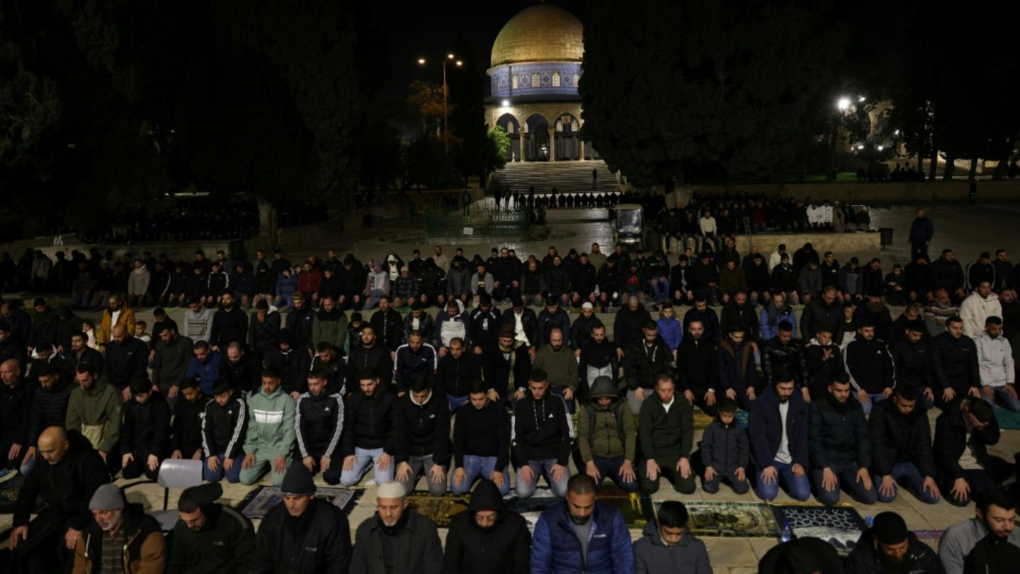 Muslimische Gläubige in der Nacht vor Ramadan-Beginn