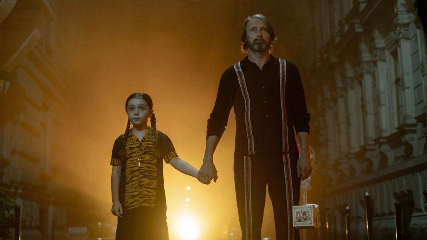 Mads Mikkelsen und die verheißungsvolle Neuentdeckung Sophie Sloan in "Dust Bunny".