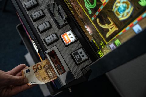 Geld wird in einem Spielautomaten gesteckt. Mehrere solcher Maschinen beschlagnahmten Beamte der Polizei in Görlitz. (Symbolbild