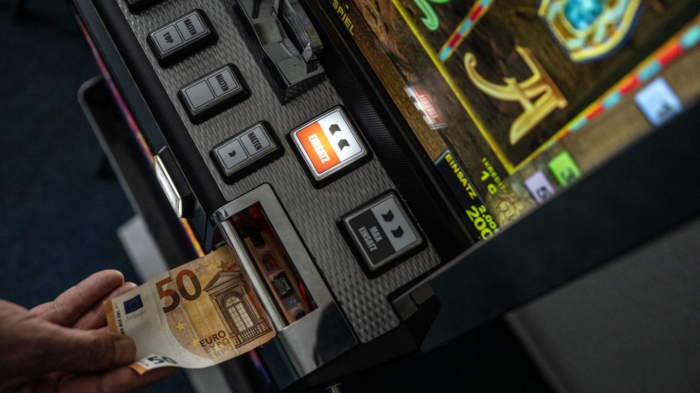 Geld wird in einem Spielautomaten gesteckt. Mehrere solcher Maschinen beschlagnahmten Beamte der Polizei in Görlitz. (Symbolbild