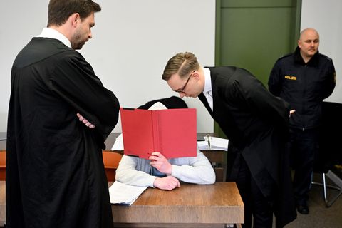 Der Angeklagte mit seinen Anwälten Johannes Makepeace und Andreas Remiger. Foto: Felix Hörhager/dpa