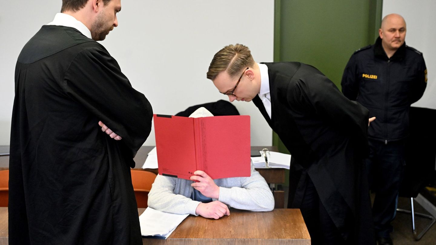 Der Angeklagte mit seinen Anwälten Johannes Makepeace und Andreas Remiger. Foto: Felix Hörhager/dpa