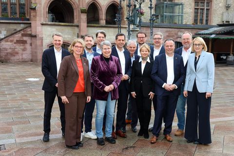 Die Oberbürgermeisterinnen und Oberbürgermeister mit Ministerpräsident Olaf Lies (SPD, 6. v.l.). Foto: Stefan Rampfel/dpa