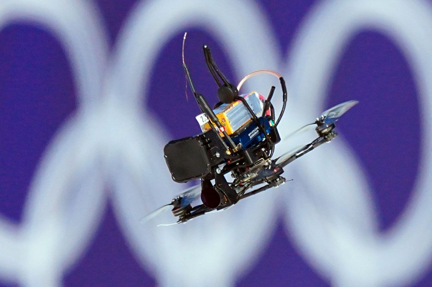 Eine Kameradrohne bei den Olympischen Spielen in Mailand